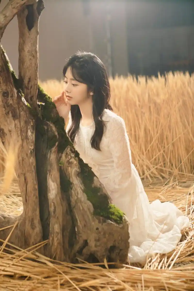 谭松韵教科书般的初恋穿搭!白色服装尽显清新