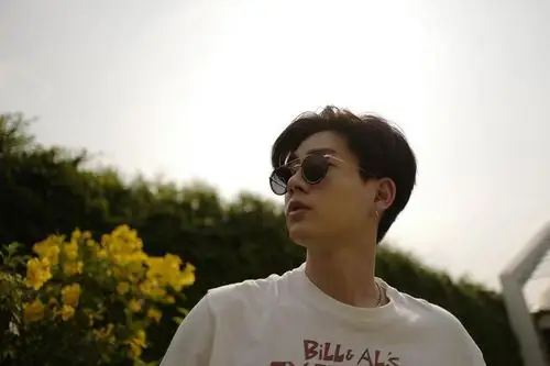 在大学宿舍被闹钟吵醒的时候,关钟鹏脑子都是懵的