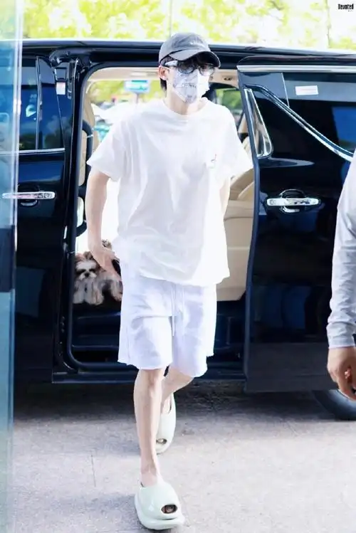 檀健次穿的鞋##檀健次好像穿了条鱼在脚上