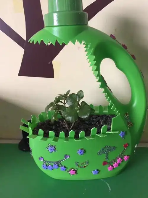 剑桥幼儿园废旧物品做花盆活动