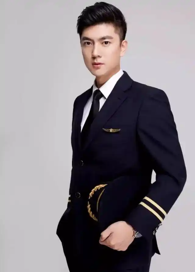 南航空少制服诱惑高颜值挺拔身材网友说他可以当明星了!