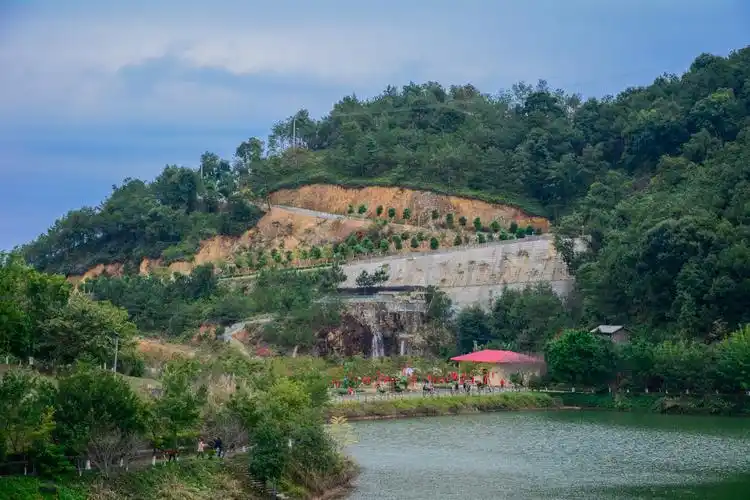 89 首页 评论详情 麓湖山文化产业园是梅州南口镇上的一个重要旅游