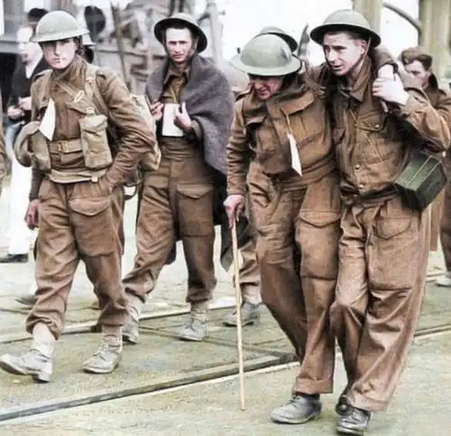 二战彩色老照片:看看英军在敦刻尔克惊慌逃亡的模样