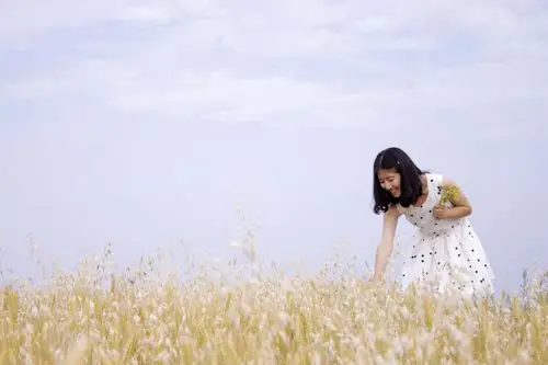 学着农人的摸样,躬身走进麦田,迷恋的,闻闻麦子的清香,麦田里,盼望的