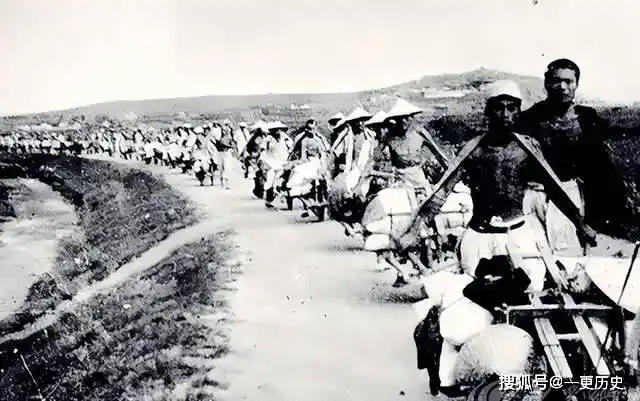 原创焦裕禄病逝后群众跋涉几十里路前来送行有人跳下墓坑阻止下葬