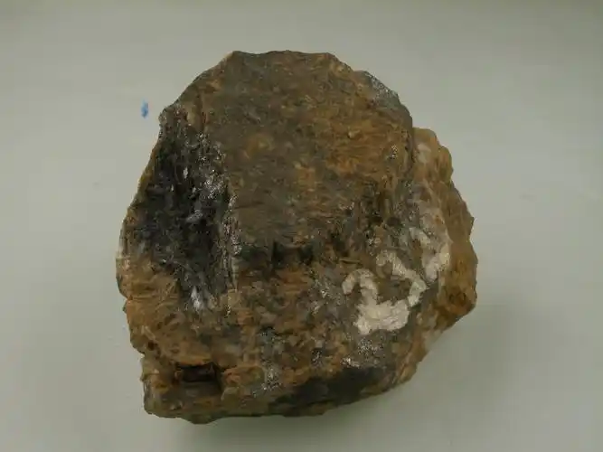 含铂,钯的银金矿:金58.4%～80.1%,银9%～29.2%,铂0%～8.7%,钯 0%～4.