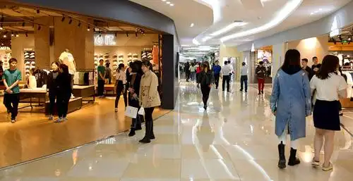 现场实拍:万家丽提质升级后,焕然一新的商场内人流如潮涌