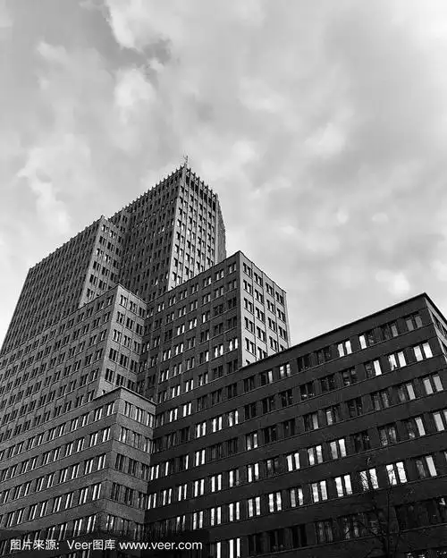 一幅高耸的现代建筑黑白照片