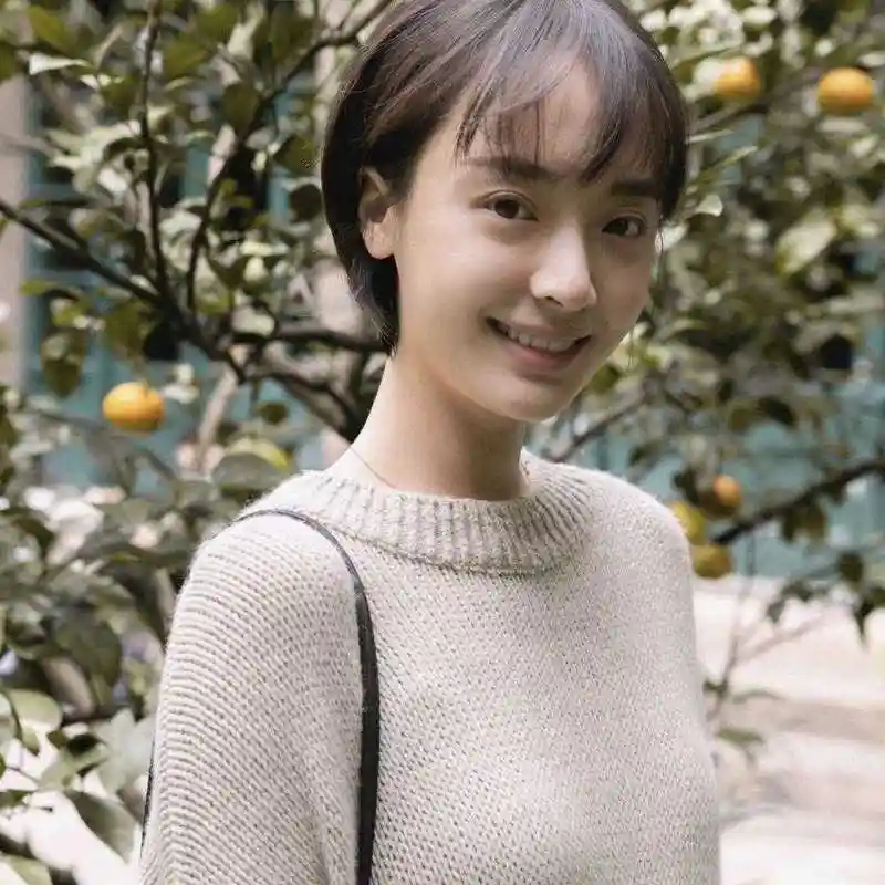 原创孙铱剪掉十年长发,变波波头搭配针织衫,基础款意外穿出高级感