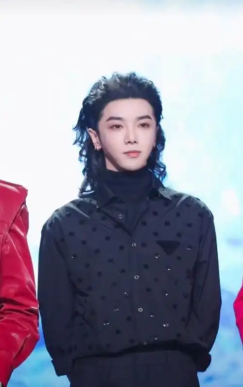 华晨宇卷发背头造型##华晨宇和背头的适配度