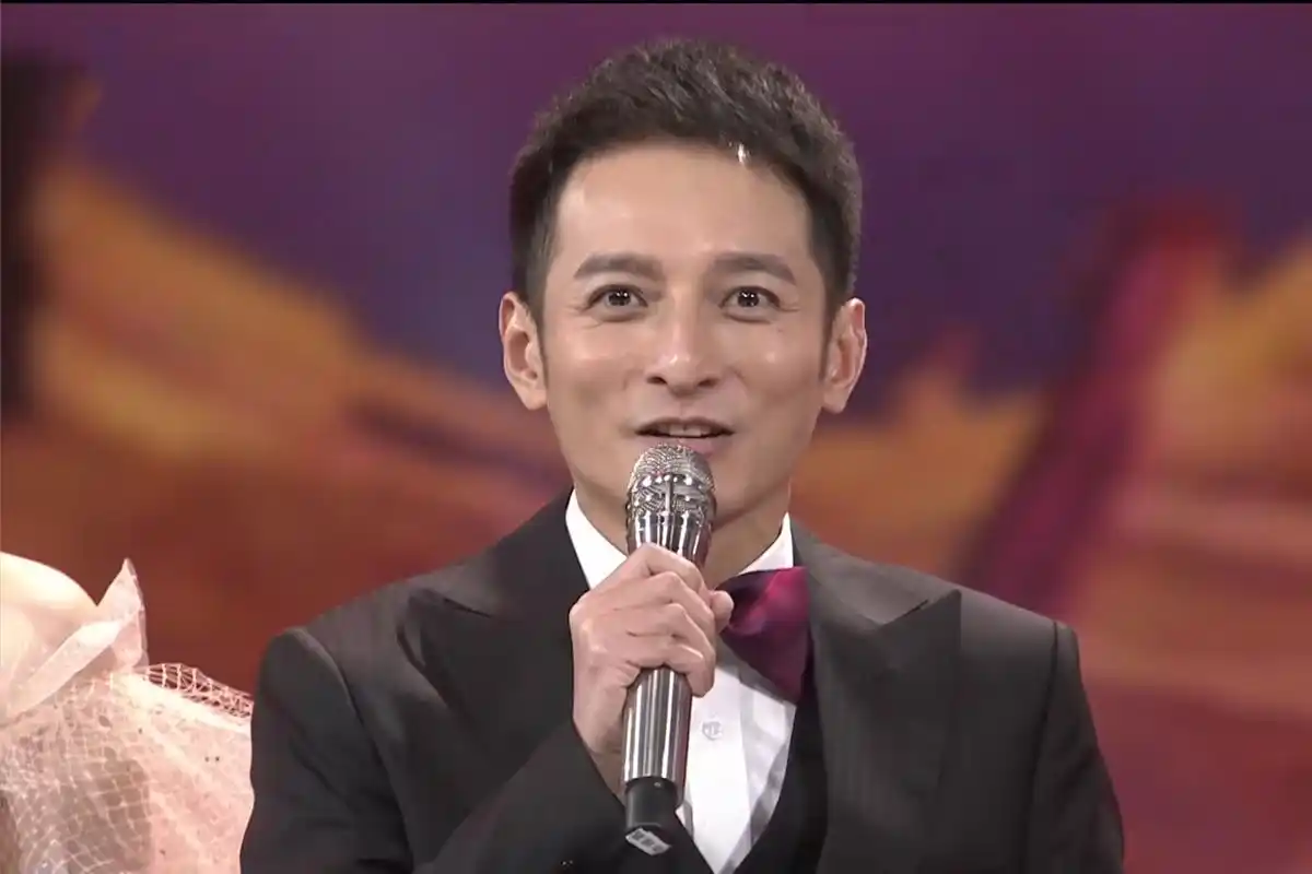 2018年湖南卫视春晚,五位男主持人身穿西装,网友:何炅好帅气!