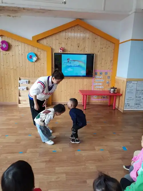 我们请坐好的赵子欣和陆宸兴小朋友两个人互相打招呼,看是不是很棒啊!