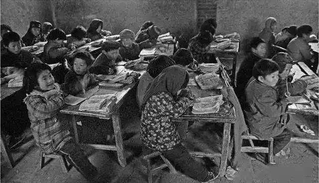 莫言  上世纪六十年代,我上小学三年级的时候,学校里组织我们去