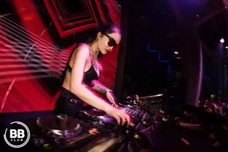 她是bb 史上最受欢迎女 dj , 所有男生的女神,6/16 她将完美归来.