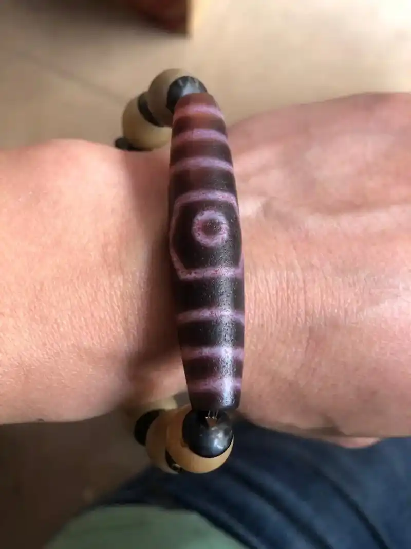 一颗三眼藏传佛教天珠带朱砂纹路清晰 - 抖音