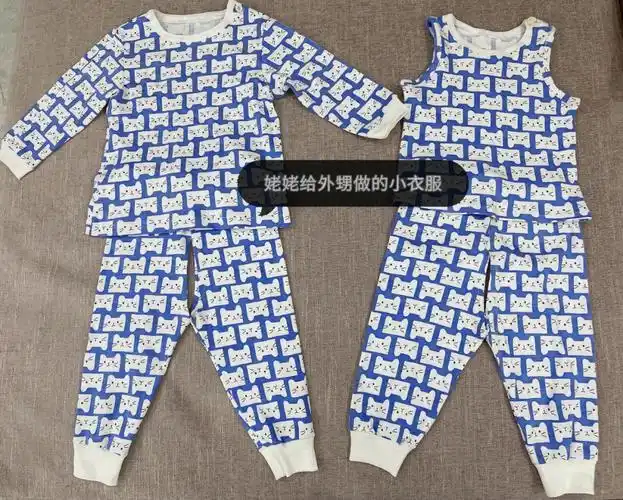 我妈妈非常心灵手巧,有时间就给她外甥做两件小衣服