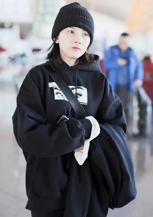 长得漂亮就是可以为所欲为女星身穿卫衣搭配黑色长裤酷帅十足