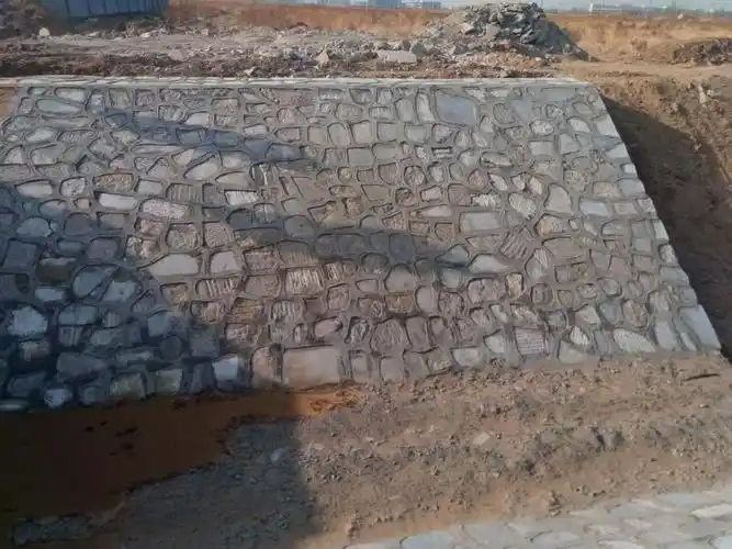 山东潍坊护坡工程找码石块工人