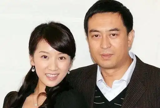 其实,张嘉译是二婚,他曾经有过一段婚姻,第一任妻子杜珺也是圈内人