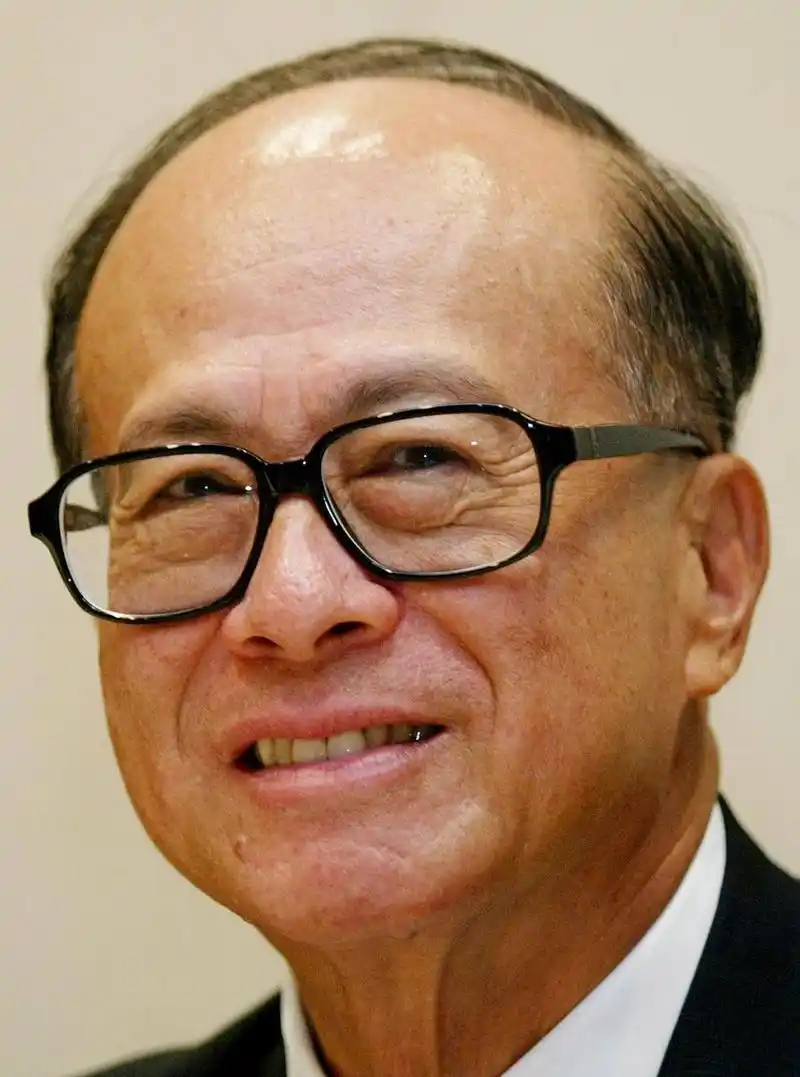 95岁李嘉诚与63岁红颜到寺庙#   近日,香港慈山寺出现了一位引#秋日