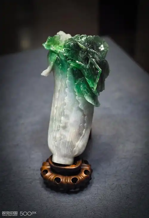 8 0 台北故宫博物院藏清代翡翠白菜,清代翠玉白菜.