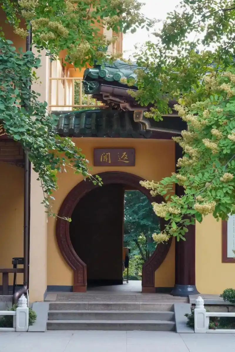 世间最大最静的禅房, 不在古刹,也不在寺庙, 而是在于内心 看破世事