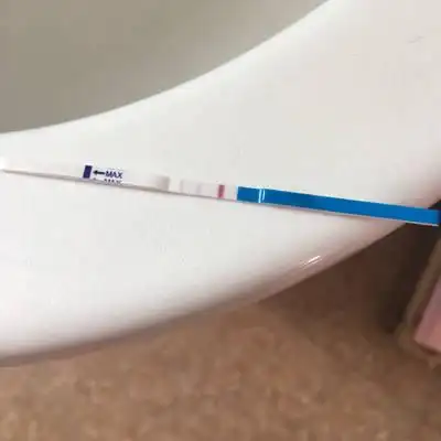 我小腹有来月经前的痛经感,今天用测孕纸测一条深一条浅杠