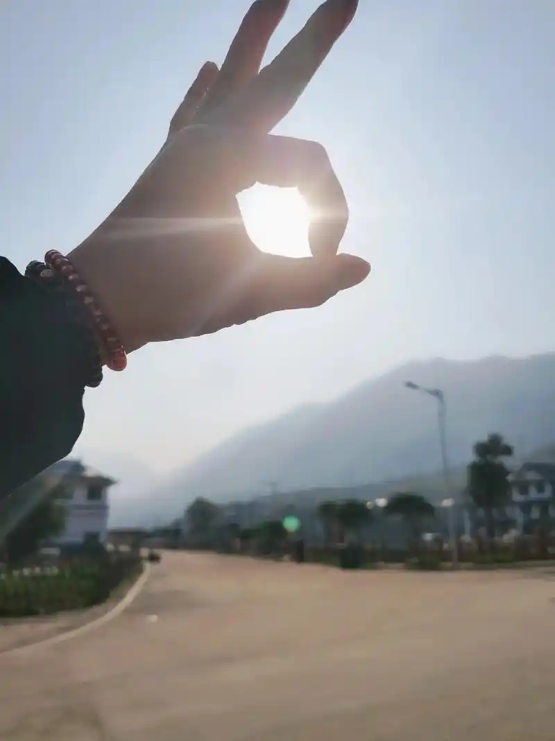 很多东西就像指缝间的阳光,温暖而又美好,却永远无法抓住;希望 - 抖音