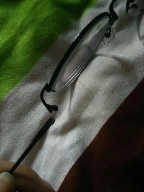 网上买的韩国复古眼镜,眼镜框被我踩坏了,怎么办能焊上去吗?