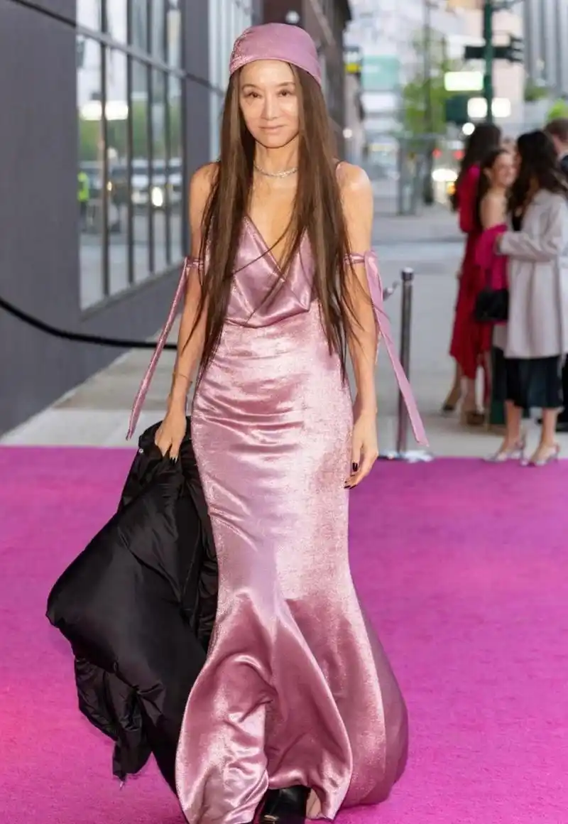 即将73岁的婚纱女王verawang王薇薇,一袭磨砂粉礼服裙亮相活动,身材