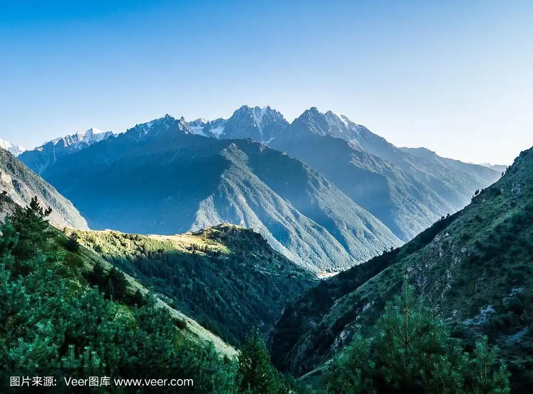 阳光明媚的高加索山景.俄罗斯,北高加索,厄尔布鲁斯地区