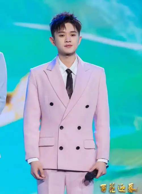 王勉夜宿山寺惊喜开唱脱口秀演员渐入主流