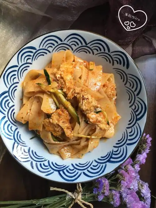 午餐#陕西美食:擀面皮!酸辣劲道,口感爽滑,既能做菜,亦能当饭