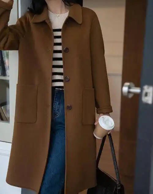 这款深棕色羊毛双面大衣采用优质羊毛面料制成,柔软温暖,尽显优雅质感