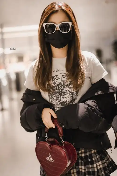 虞书欣今日机场造型,甜辣欣欣子～心形包包为整个造型提亮……|虞书欣