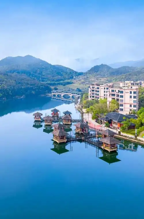 不同于城市的摩登与现代,聚龙小镇把中式典雅风韵展示得淋漓尽致.