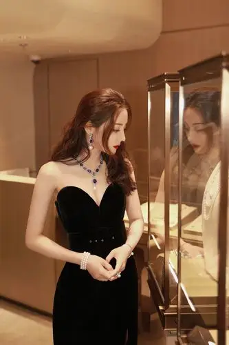 女星着黑色抹胸礼服婀娜多姿