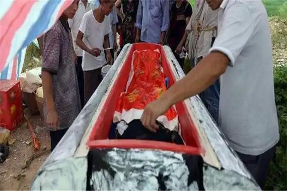 老人死后寿衣由谁穿上没有结婚的儿女不能靠近寿衣