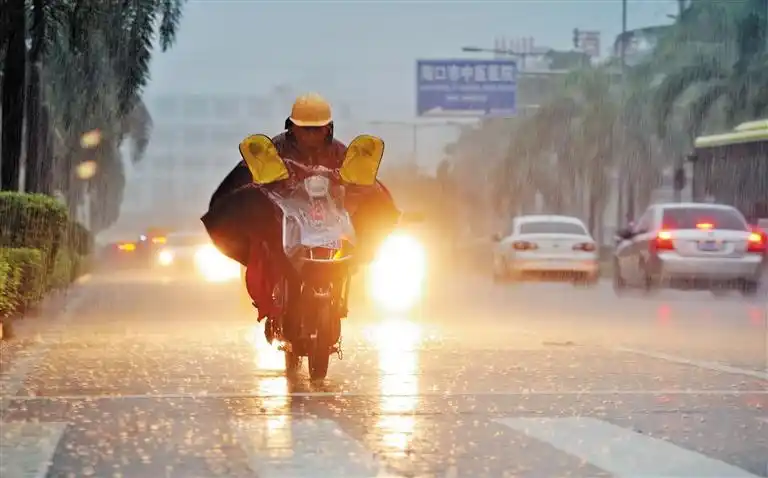 9月7日,海口遭受暴雨袭击,一市民在雨中艰难前行.