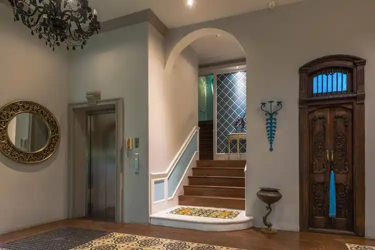 楼梯过道装修效果图这样转角的设计也很别致