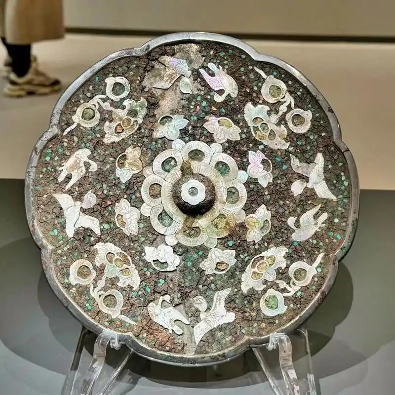 唐代 铜镜.八曲葵花形螺钿镜 西安理工大学曲江校区李倕墓 - 抖音