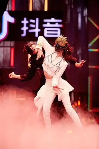 孟美岐蒙面舞王第二期女王不戴冠舞台图