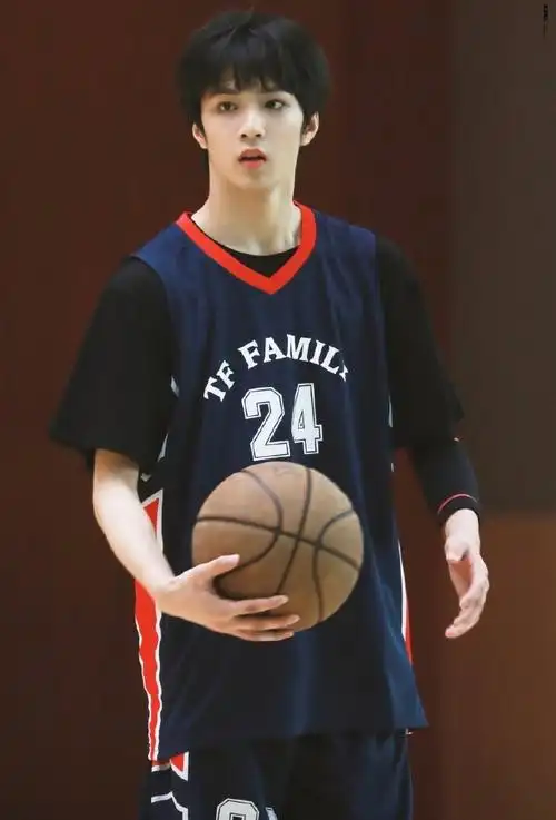 刘耀文萌探2男高生氛围感#篮球男高yyds!刘耀文太帅了吧