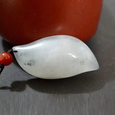 钠长石玉柳叶挂件