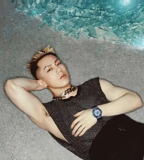 男歌手 casper 卡斯柏穿红内裤拍广告…_阳光_中国_上海市