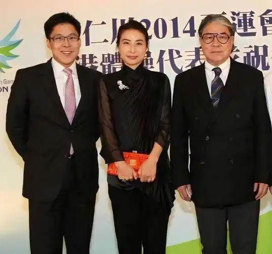 郭晶晶遭到网友质疑,集体请求她手下留情,别和普通人抢饭碗_家庭_生活