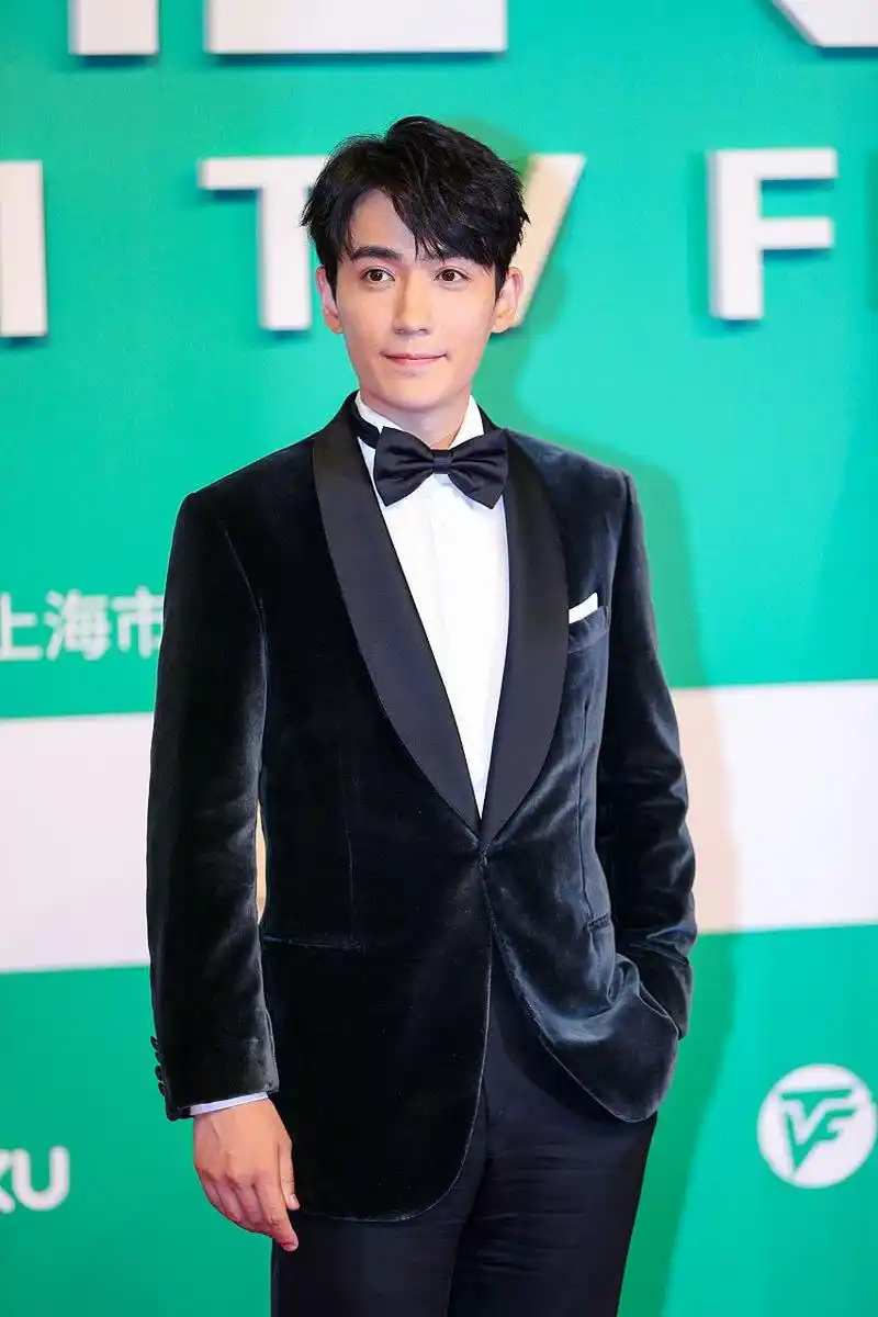 10月11日晚上,一次活动的红毯上,朱一龙遭遇了一次出人意料的尴尬时刻