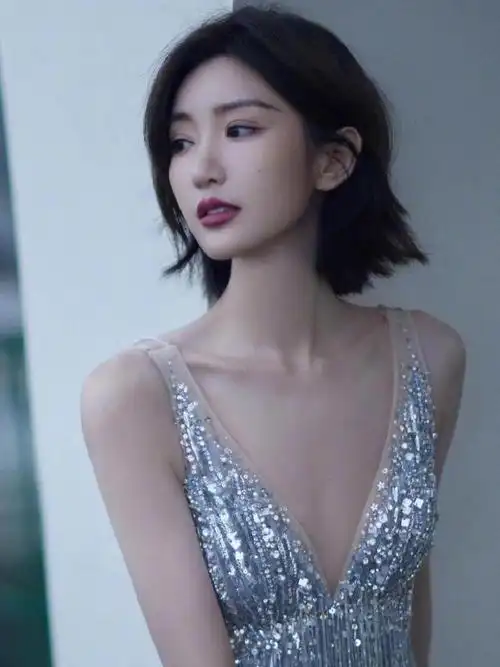 毛晓彤好看是好看,就是这脸变化好像有点大.