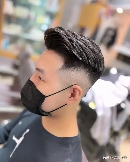 背头发型是很多男生不敢去尝试的一款造型,总是觉得会很成熟油腻.