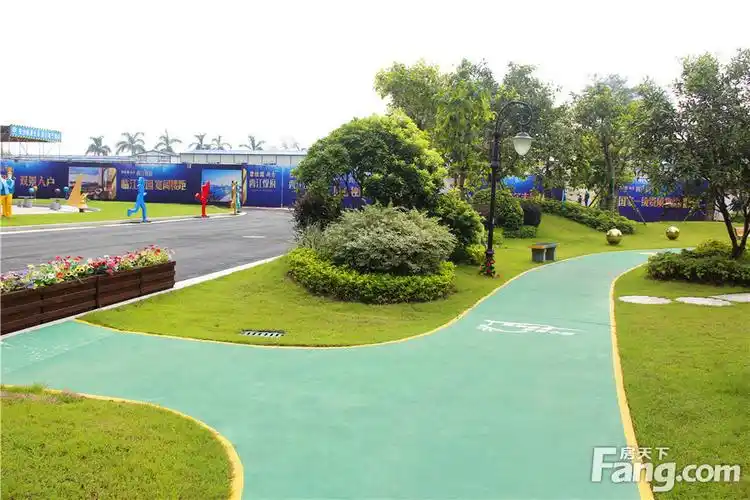 置身环氧塑胶慢跑径,各色花卉与景观小品映入眼帘,生活在自然之中,人